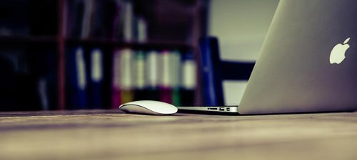 desk-mouse-laptop-apple